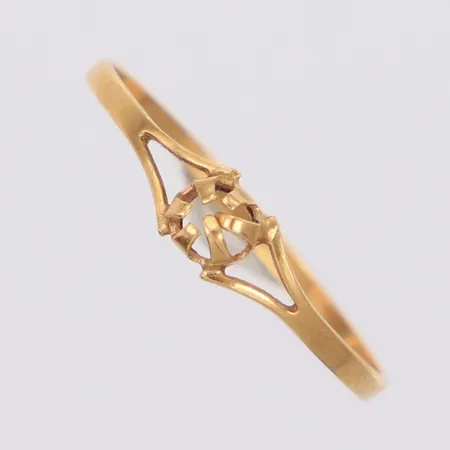 Ring, stl:17½, bredd 4mm, sten saknas, 18K Vikt: 0,6 g
