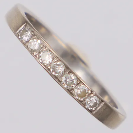Ring med diamanter totalt ca 0,20ct, stl:16½, bredd 3mm, vitguld 18K Vikt: 2,6 g