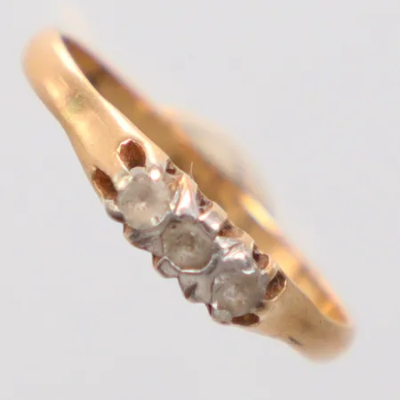 Ring stl 17½, små vita stenar, 18K Vikt: 2,1 g