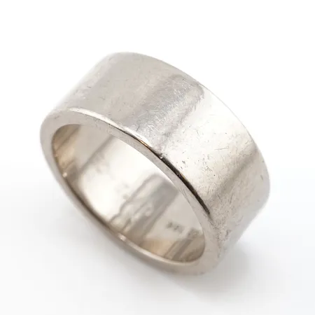 Ring vitguld Schalin, stl 20(65), bredd 10mm, 18k, gravyr Vikt: 23,5 g