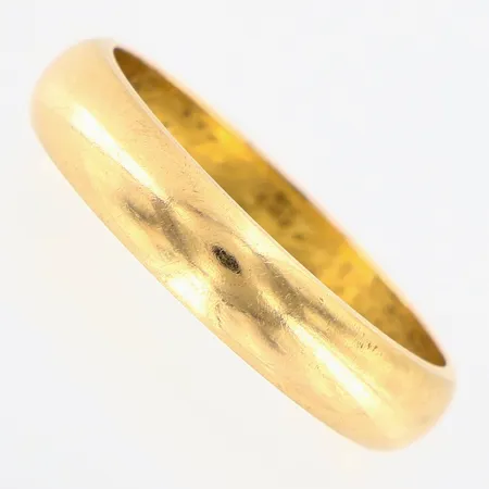 Ring Slät stl: 17¾ bredd 4mm med gravyr 18K  Vikt: 4,5 g