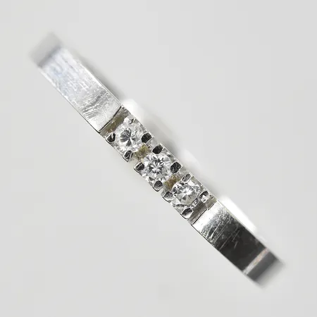 Ring med diamanter 3x0,03ct stl:17¾, bredd 2mm, vitguld, 18K. Vikt: 2,6 g
