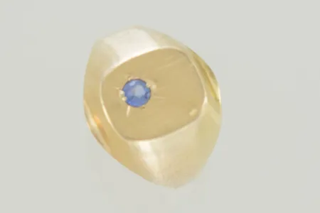 Ring med sten stl 20 mm bredd 16,3 mm repor/bucklor 18K  Vikt: 2,7 g