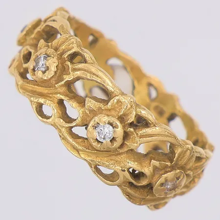 Ring med diamanter 7 x ca 0,02ct, stl:18½, bredd: 8mm, 18K Vikt: 7,4 g