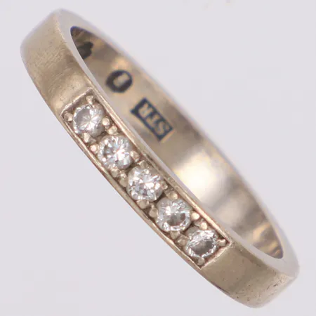 Ring med diamanter 5xca 0,03ct, stl:18, bredd 3mm, repig, vitguld 18K Vikt: 4 g