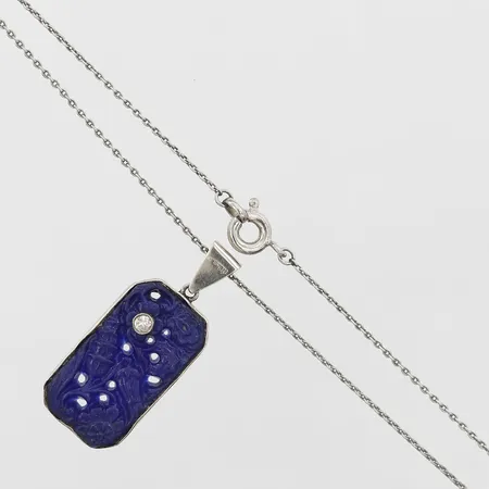 Collier Art Deco med snidat blått glas samt äldre briljantslipad diamant ca 0,04ct, höjd på hänge 30mm, sarg 8K vitguld, ögla 18K vitguld samt kedja i metall.  Vikt: 4,3 g