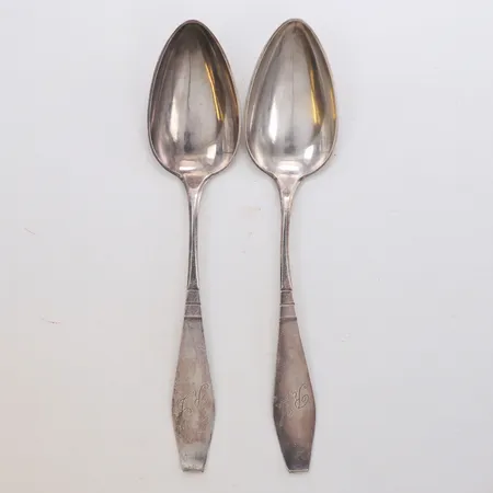 Två skedar längd 20,5cm, finska stämplar, gravyr, silver 813/1000 Vikt: 83,5 g