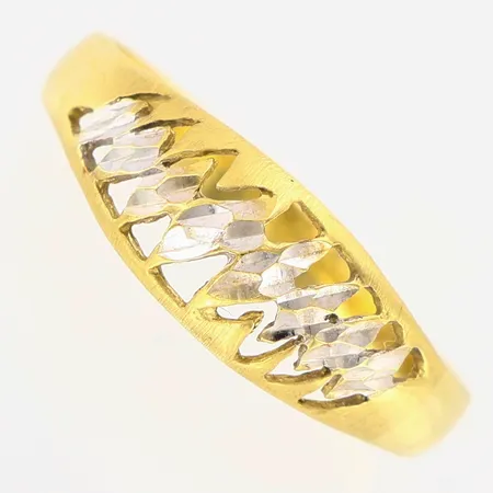 Ring med genombruten dekor, stl:18¼, bredd:3-6,8mm 14K Vikt: 1,6 g