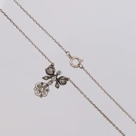 Collier med vita stenar längd 45cm, bredd 1mm, ostämplat silver Vikt: 3,2 g