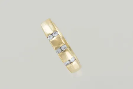 Ring med 6 diamanter 0,30ct stl 20 mm bredd 5 mm 18K  Vikt: 10,7 g