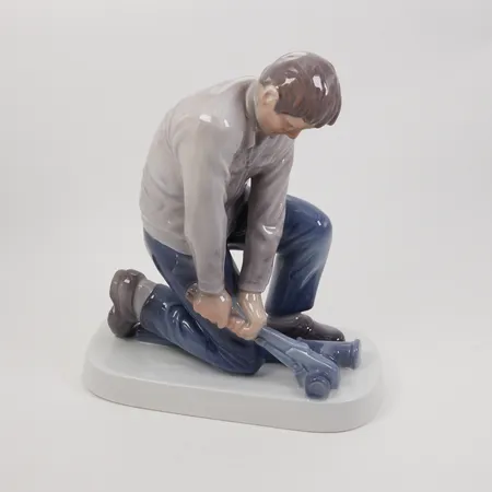 Figurin Rörmokare Royal Copenhagen höjd 22cm, nummer 613, porslin. Skickas med postpaket.