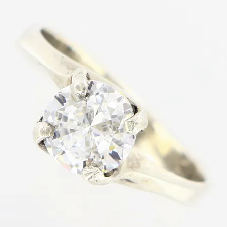 Ring med sten stl:17, bredd ca: 4mm, skev, silver 925/1000  Vikt: 2,6 g