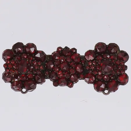Brosch längd 43mm, granater, omgjord, vitmetall