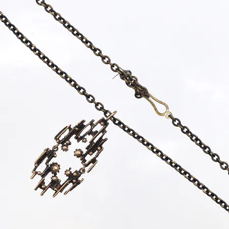 Collier Kalevala,längd ca 68 cm,hängets höjd ca 6 cm,brons.