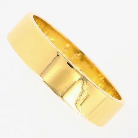 Ring Slät stl: 22½ bredd 6mm med gravyr 18K  Vikt: 8,2 g