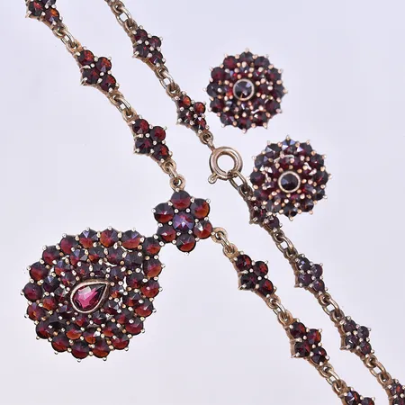 Collier och örhängen med troligen granater längd 44 cm, bredd 6-38 mm, Ø14 mm förgyllt silver 830/1000. Vikt: 27,2 g