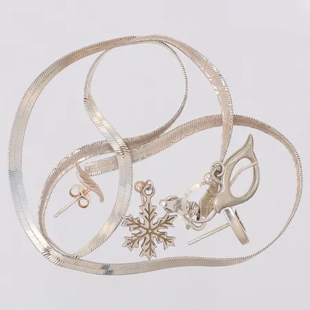 4 Udda silverörhängen ( två stoppas saknas), silverkedja defekt 830-925/1000 Vikt: 9,9 g