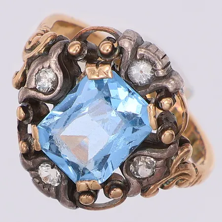 Ring med ljusblå syntetisk spinell i silverfattning, guldskena 18K. Bruttovikt: 5,1g Vikt: 5,1 g