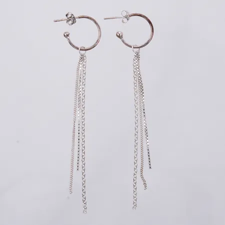 Ett par örhängen GHA längd: ca 8,5cm bredd: ca 1-3mm silver 925/1000 Vikt: 3,2 g
