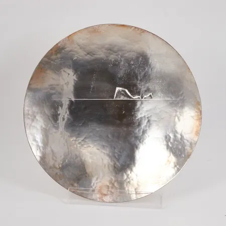 Fat Carl Göran Hemlin höjd 2,5cm Ø19cm, horisontmotiv, hamrad dekor, år 1990, 925/1000 silver, Vikt: 327,4 g