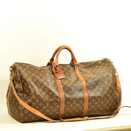 Väska Louis Vuitton keepall bandouliere 60, monogram canvas, ca 60x26x31cm, datumkod VI864, tillverkad år 1986 Frankrike, adress tag, avtagbar samt justerbar axelrem, åldersrelaterad slitage, ett beslag har släppt vid ena handtaget, värderingsintyg från Kaplans 2024 medföljer, inga övriga tillbehör. Vikt: 0 g