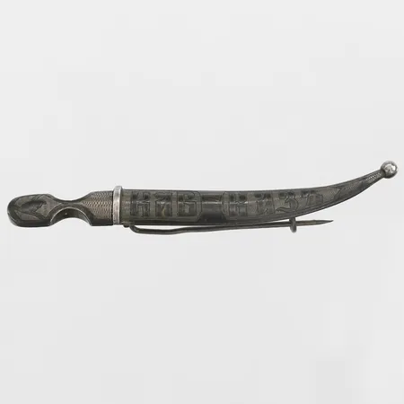 Brosch kniv i fodral med niellodekor, längd 77mm, bredd 10mm, utdragbar, troligen Ryssland, silver 875/1000 Vikt: 5,1 g