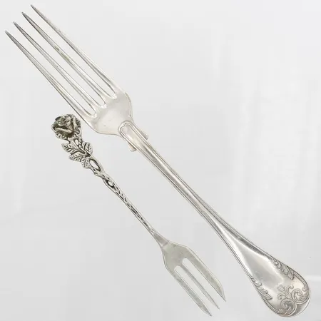 Två gafflar udda modeller, längd 20,5 och 13cm, silver 830/1000 Vikt: 66,3 g