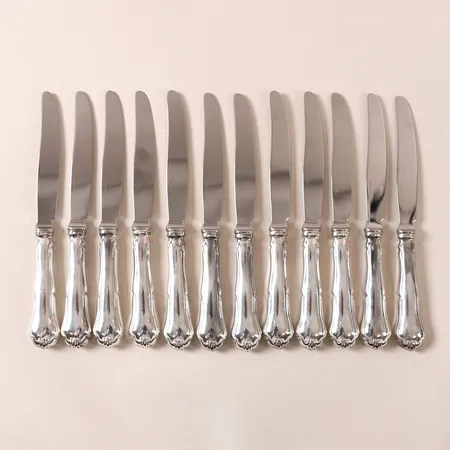 12 Knivar modell Chippendale blad i rostfritt stål, längd 20cm, silver 925/1000 Vikt: 867,1 g