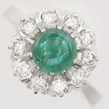 Ring med cabochonslipad smaragd och briljantslipade diamanter 10xca0,07ct, stl:18, bredd 2-14mm, Svenssons Guldsmedsatelje Axel år 1970, vitguld, 18K Vikt: 6,3 g