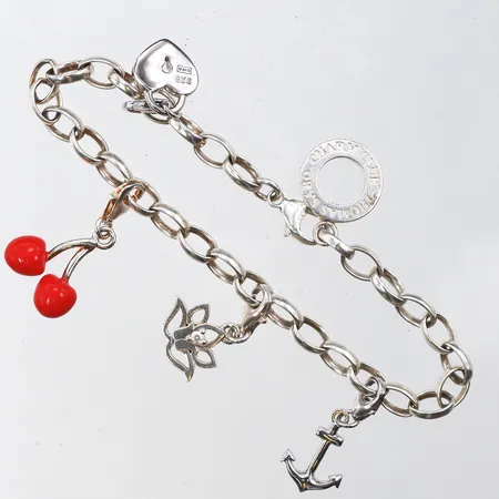 Armband Thomas Sabo Charm Club,med 4 st berlocker,längd ca 19 cm,silver. Vikt: 14,3 g