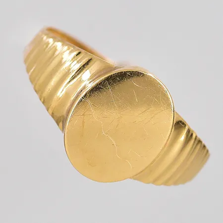 Klackring stl:15½ bredd ovandel 9,4mm, skev skena 18K Vikt: 1 g