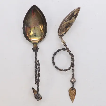 Två skedar, längd 10,5-13,5cm, lövdekor, tvinnat skaft, 830/1000 silver  Vikt: 45,6 g