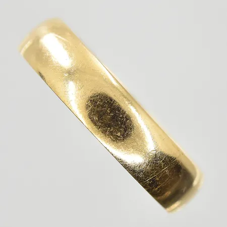 Ring stl:16¼ bredd 4 mm, gravyr, 18K. Vikt: 3,3 g