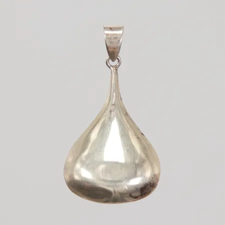 Hänge droppe längd inkl. ögla 37mm, bredd 3-20mm, buckligt, mindre missfärgningar 925/1000 silver Vikt: 3,5 g