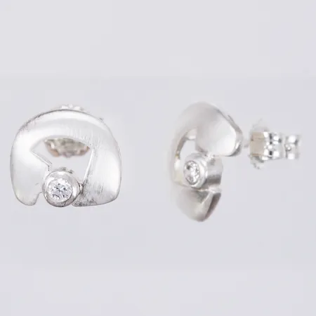 Ett par örhängen med vita stenar längd: ca 1cm bredd: ca 9mm, stift böjd silver 925/1000 Vikt: 2 g