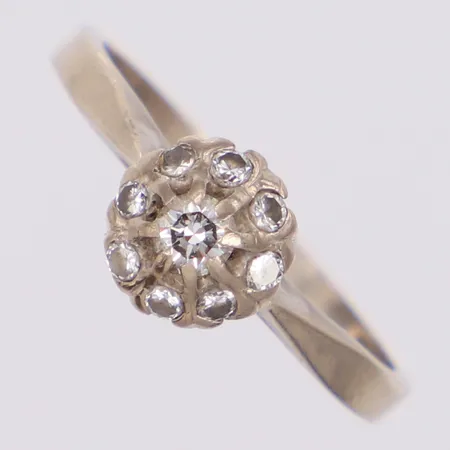 Ring med diamanter totalt 0,30ct enligt gravyr, stl:17¾, bredd 7mm, repor, behöver rodieras om, vitguld 18K Vikt: 3,5 g