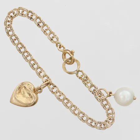 Armband för barn med två berlocker, Bismarcklänk, längd 11cm, bredd 3mm, en berlock defekt, 18K guld Vikt: 2,6 g