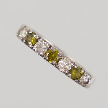 Ring med gröna och vita stenar stl:17½, bredd 3,5mm, gravyr, silver 925/1000 Vikt: 2,5 g