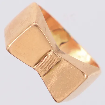 Ring stl:18½, bredd 10mm, skev, bucklor, 14K Vikt: 3,2 g