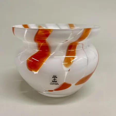 Skål/kruka Skruf, höjd 10cm, etikettmärkt, klarglas med vit/orange dekor Skickas med paket.