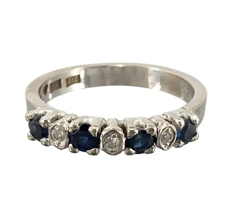 Diamantring, 18K vitguld, fyra Safirer, Diamanter 3 x 0,02ct, Guldsmed Rolf Nilsson (OWN), Kristianstad, stl:18¼ mm, bredd 3 mm, invändig gravyr Vikt: 5 g