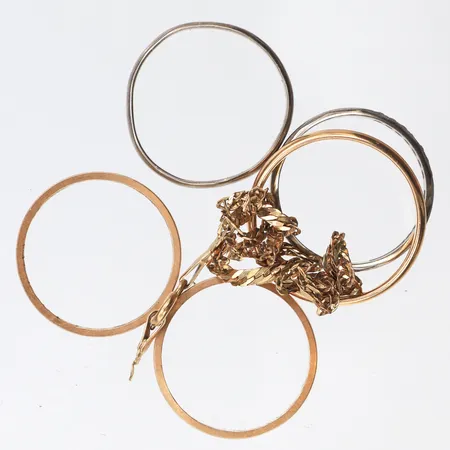 Trasigt och graverat guld,18k 11.5 gram,14k 1.6 gram. Vikt: 13,1 g