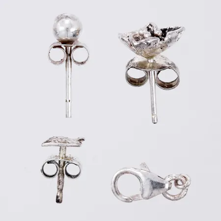 Tre udda örhängen, ett lås silver 830-925/1000 Vikt: 1,6 g