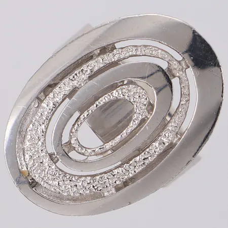 Ring stl:18, justerbar, bredd 25,5mm, del av skena ej silver, silver 830/1000 Vikt: 7,2 g