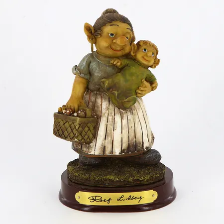 Figurin Trollmor, formgivare Rolf Lidberg, tillverkad av RBA längd ca: 13cm, bredd ca: 8,5cm, med kartong Vikt: 0 g Skickas med paket.