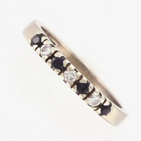 Ring med safirer och diamanter ca 0,09ctv, stl:16¾, bredd ca 2,5mm, vitguld, 18K Vikt: 3,2 g