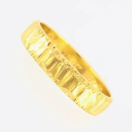 Ring stl:22 med gravyr, bredd:5mm, 18K Vikt: 7 g