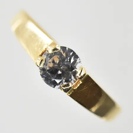 Ring med vit sten stl:17 bredd 2-4 mm, 18K. Vikt: 2,3 g