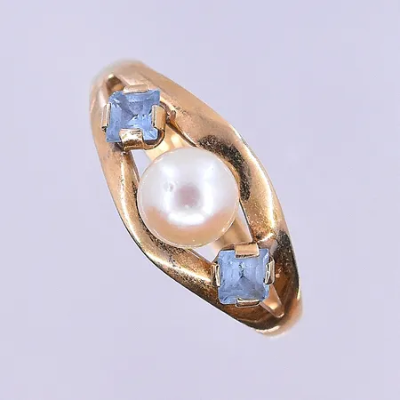 Ring med pärla och med blå stenar stl:16¾, bredd 2-8mm 18K. Vikt: 1,7 g