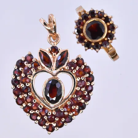 Ring och hänge med troligen granater stl:17, längd 35 mm bredd 24 mm förgyllt silver 925/1000. Vikt: 8,9 g